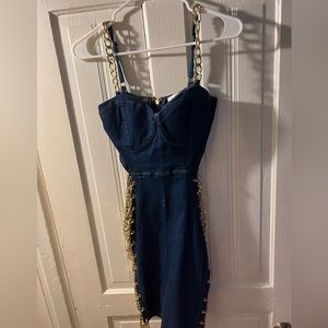 Just one time use for 5 hours. It’s medium, true size. I’m 135 pounds and 5’2”.